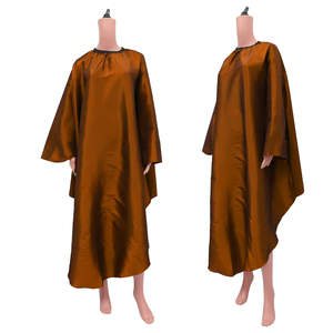 Cape de coiffure professionnelle marron en polyester résistante à l'eau, avec fermeture à bouton-pression réglable, réutilisable pour salon de coiffure - Product Image 5