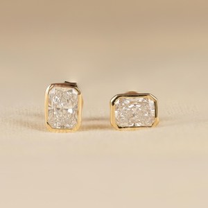 Boucles d'oreilles modernes en or massif 14 carats avec diamants de laboratoire taille radiant de 1,01 carat chacun pour femme, cadeau idéal pour mariage ou fête pour les amoureux - Product Image 1