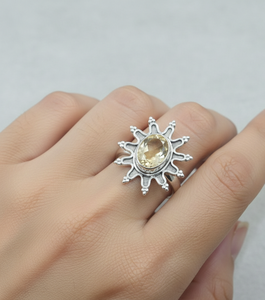 แหวนซันเบิร์สต์ซิทรินธรรมชาติ เงินแท้ 925 แหวนทำมือสไตล์โบโฮ แหวนวินเทจ เครื่องประดับผู้หญิง ของขวัญคริสต์มาสสำหรับเธอ - Product Image 3