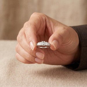 Anillo de Cinco Piedras de Moissanita con Corte Esmeralda de 1 Quilate, Brillante, Plata 925 Original, Ideal para Regalo Sorpresa de Boda para Pareja - Product Image 2