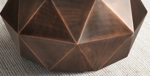 Mesa de metal decorativa de lujo con acabado antiguo con diseño de pirámide para sala de estar u hoteles mesa de centro de lujo - Product Image 6