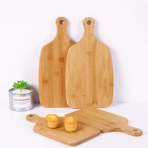 Planche à découper rectangulaire en bois naturel REHMAN CRAFT avec poignée intégrée et trou de suspension, écologique, passe au lave-vaisselle - Product Image 5