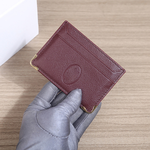 Tarjetero Delgado de Cuero PU, Diseño Minimalista para Tarjetas de Crédito, 4 Pulgadas, Color Borgoña con Esquinas Doradas - Product Image 5