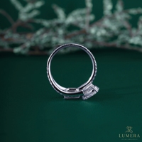 Anillo de diamantes cultivados en laboratorio con piedras múltiples en forma de pera, esmeralda y diamante ovalado, anillo de tres piedras con banda micro pavé abierta, anillo de regalo de aniversario