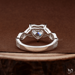 แหวนหมั้นเพชรทรงหัวใจ 2 กะรัต ดีไซน์เกลียวประดับเพชรแบบ Pave  รับรองโดย IGI ทองคำขาว 10K แหวนเจ้าสาว - Product Image 3