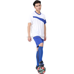 Ensemble de vêtements de sport de football de qualité supérieure, respirant, 100% polyester, personnalisable, maillot et short de football pour la nouvelle saison 2024 - Product Image 6