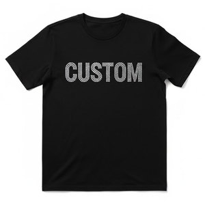 Camiseta Negra de Manga Corta con Cuello Redondo para Hombre, con Diseño de Letras Personalizadas con Pedrería, Corte Regular, Estilo Informal de Punto Jersey - Product Image 1