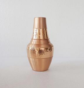 Carafe à eau en cuivre pur avec gobelet intégré, idéale pour l'hydratation de la table de chevet, le stockage de l'eau du matin et la détoxification. - Product Image 1
