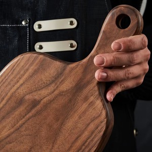 Planche à découper rectangulaire en bois de noyer avec poignée intégrée et trou de suspension, écologique, épaisseur 1,5 cm, compatible lave-vaisselle, pour service de charcuterie - Product Image 3