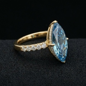 Anillo de Oro de Lujo para Mujer, Diseño Minimalista Elegante, Ligero y Estilizado, Joyería para Uso Diario, Idea de Regalo para Ocasiones Especiales - Product Image 3