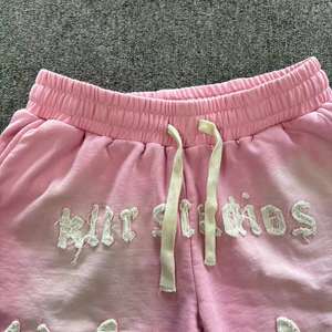 Nouvel Arrivage Short rose délavé à l'acide à bords bruts avec appliqué personnalisé, short à cordon de serrage, short en molleton oversize style hip-hop - Product Image 6