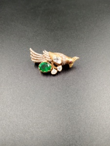 Broche Paon Vintage en Argent 925 de Luxe Amaira Jewels avec Pierre Taille Émeraude et Pavé de Diamants, Bijou Fin Nœud Papillon, Cadeau Unisexe - Product Image 1