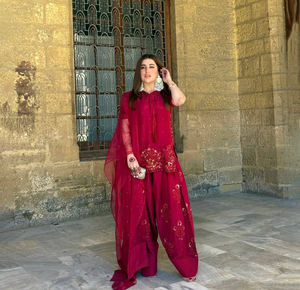 Exquisito bordado francés con detalles elaborados, un conjunto de sharara color granate rico que realza el estilo, con un toque de lujo puro y una esencia real que define. - Product Image 1