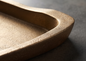 Plateau de service triangulaire en aluminium coulé doré, surface lisse avec poignée, pour présentation alimentaire, directement de l'usine - Product Image 2