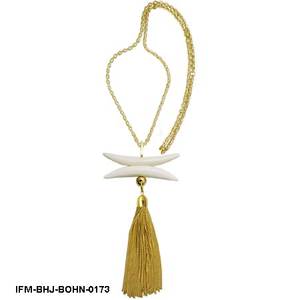 Gargantilla Artesanal Exquisita con Colgante de Hueso Orgánico, con Tinte de Hibisco Rojo y Detalles Geométricos de Latón Texturizado - Product Image 1