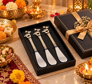 Ensemble de trois couteaux à beurre de luxe en métal avec poignée en forme de cerf, design animalier décoratif, dans une boîte cadeau noire pour les dîners festifs - Product Image 2
