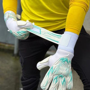 Guantes de Portero de Fútbol para Niños, Jóvenes, con Agarre Fuerte, Cierre con Cordones, Protección para Dedos y Pulgar, Látex Impermeable, Alta Calidad - Product Image 4