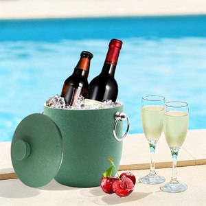Cubo de hielo de metal y plástico de diseño elegante, perfecto para configuraciones de bar modernas, ideal para enfriar vino, cerveza y refrescos. - Product Image 1