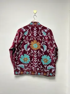 Veste courte réversible en velours bohème brodée de fleurs Suzani, taille unique, 100 % coton, printemps - Product Image 2