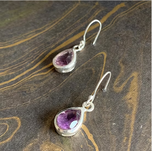 Boucles d'oreilles pendantes en améthyste au design élégant et tendance, 3,4 grammes, bijoux audacieux pour femmes, à porter en toute occasion - Product Image 3