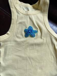 Top de tirantes de algodón acanalado blanco sin mangas para mujer, con lazo rojo de cereza hecho a mano y bordado de cuentas de vidrio, insignia de ropa. - Product Image 3