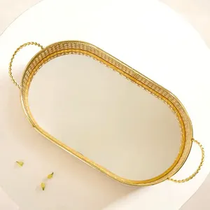 Calentador de buffet redondo con diseño de pétalos reales, acabado en crema y dorado, con pedestal de alambre para catering profesional. - Product Image 4