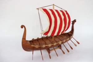 เรือจำลองไม้ DRAKAR VIKINGG 152 ซม. แบบคลิงเกอร์ งานฝีมือทาสีสไตล์เรือเดินสมุทร GIA NHIEN CO.LTD FB0011W ยุโรป - Product Image 3