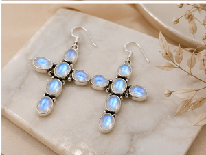 Pendientes de cruz de piedra lunar arcoíris – Pendientes de plata con piedra lunar azul natural – Joyería artesanal bohemia con gemas, regalo para mujer - Product Image 1