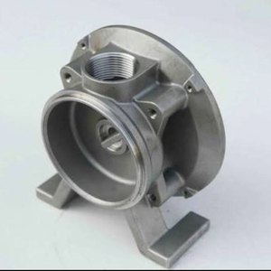 Flange métallique circulaire côtelée avec trou central et trois trous de fixation, composant moulé - Product Image 2