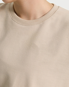 เสื้อสเวตเชิ้ตผู้หญิงสีเบจทรงโอเวอร์ไซส์แบบครอป ผ้าฝ้ายฟลีซ ไหล่ตก คอกลม คุณภาพสูง - Product Image 3