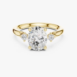 Anillo de Compromiso de Oro Amarillo de 9K con Diamante Cultivado en Laboratorio de Corte Ovalado de 2CT y Tres Piedras Laterales Redondas, Venta al Por Mayor - Product Image 1