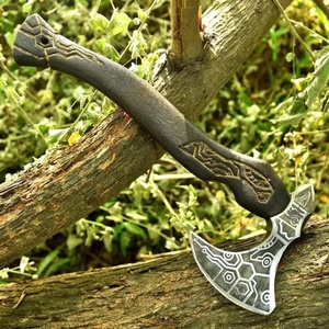 Hacha Tomahawk Personalizada Hecha a Mano con Acero de Alto Contenido de Carbono, Patrón de Panal, Parte Trasera Plana, Empuñadura con Acabado en Ébano, A&M ENTERPRISES - Product Image 1