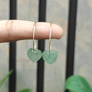 Boucles d'oreilles créoles légères plaquées or avec onyx noir taille damier, quartz fraise vert, quartz cerise et pierres précieuses en forme de cœur délicates - Product Image 4