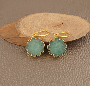 ต่างหูห้อยคู่ประดับอะมาโซไนต์ธรรมชาติคุณภาพสูง ดีไซน์เรียบหรู ตัวเรือนทองเหลืองชุบทอง 18k รูปทรงกลมขอบหยักประดับพลอย - Product Image 3