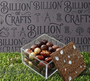 Caja de Almacenamiento Acrílica con Tapa de Madera Floral Hecha a Mano para Empaque de Chocolate Premium, Exhibición de Dulces, Regalos de Boutique y Presentación Minorista - Product Image 1
