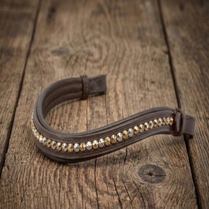 Bandeau de tête pour cheval en cuir rembourré noir et marron, durable et confortable, avec cristaux de créateur, strass et chaîne métallique scintillante. - Product Image 4