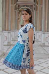 Robe courte imprimée à la main indienne pour femmes Robe d'été décontractée en coton Robe longue courte de style boho Tissu naturel à la taille - Product Image 5