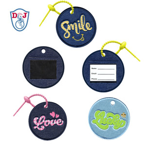 Étiquette personnalisée en jean brodée avec nom, étiquette ronde en tissu doux pour sacs et bagages - Product Image 1