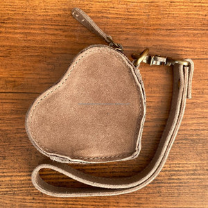 2024 porte-monnaie en cuir suédé à la mode de style occidental pour les femmes Portable en cuir véritable en forme de coeur pochette à monnaie - Product Image 5