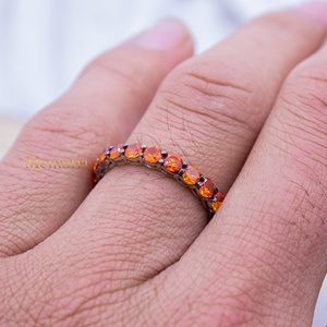 Bague empilable en argent sterling 925 avec saphir orange naturel rond, sertie de griffes, style éternité complète, Memoria Jewels - Product Image 5