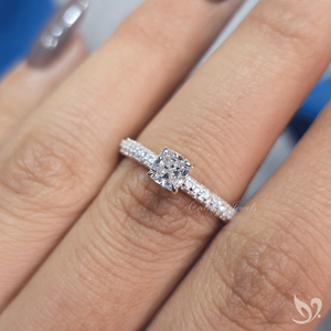 Anillo de Diamante Cultivado en Laboratorio con Corte Cojín de 0.50ct, Banda Pavé de Tres Hileras, Diseño Romántico Suave, Anillo de Novia de Oro Blanco de 10K - Product Image 4