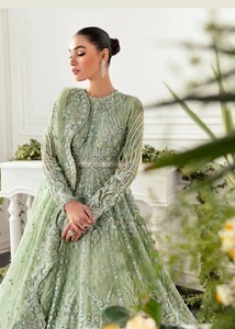 Robe de mariée pakistanaise de luxe vert menthe à manches longues, en tulle lourdement pailleté, style Peshwas, longueur ras du sol, robe de bal de mariage maxi - Product Image 2