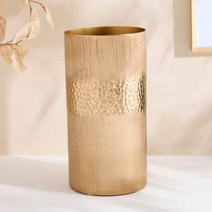 Vase de sol cylindrique moderne en métal doré brossé, avec bande centrale martelée, de luxe, style industriel artisanal, résistant à la rouille, fait main, pour mariage - Product Image 1