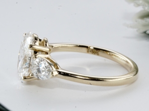 Anillo de compromiso de diamante de corte ovalado Elite Gold con diamantes laterales en forma de pera, solitario de múltiples piedras, para fiesta de bodas, joyería fina minimalista, regalo. - Product Image 2
