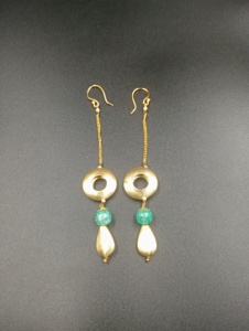 Pendientes de bola chapados en oro de Amaira Jewels, estilo vintage con perlas de imitación, joyería hecha a mano para fiestas de mujer - Product Image 2