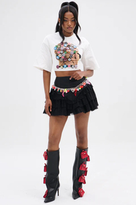 Ensemble t-shirt court blanc avec imprimé boutons colorés et jupe en dentelle noire à volants pour femme - Product Image 2