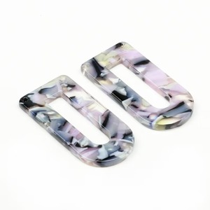 Boucles d'oreilles pendantes en résine écologiques faites à la main pour femmes - Bijoux de mode aux designs uniques - Product Image 3