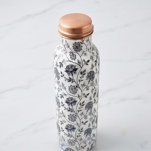 Botella de agua reutilizable de cobre con estampado floral y tapa de rosca, con acabado de calidad premium y beneficios para la salud ayurvédica. - Product Image 2