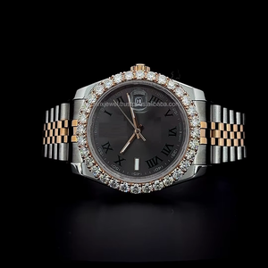 Elegante reloj de acero inoxidable con bisel de diamantes, hecho a mano, con incrustaciones de moissanita, completamente cubierto de moissanita, movimiento de cuarzo. - Product Image 3