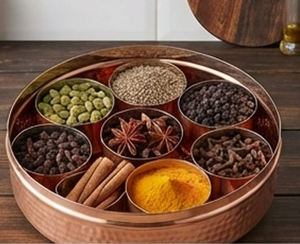 Boîte à épices ronde en cuivre rustique de qualité supérieure avec finition martelée et couvercle anti-poussière pour le rangement en cuisine - Product Image 6